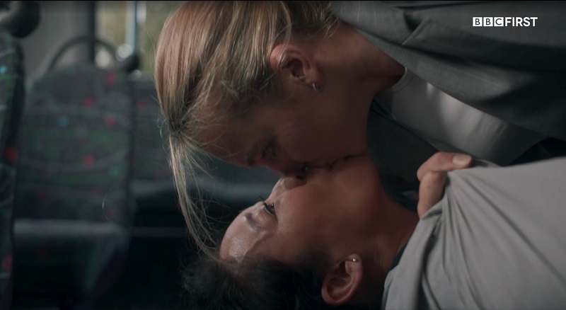 BBC高分限制級神劇《追殺夏娃》公車激吻成經典　預告最終季更多情慾戲！茱蒂康默下戲也變態　曝最愛「被刀刺」！